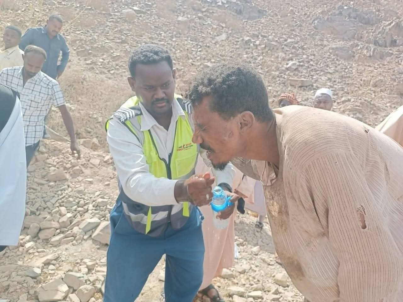 بسالة شرطي مرور تنقذ سائق جرار من موت محقق وسط جبال العقبة