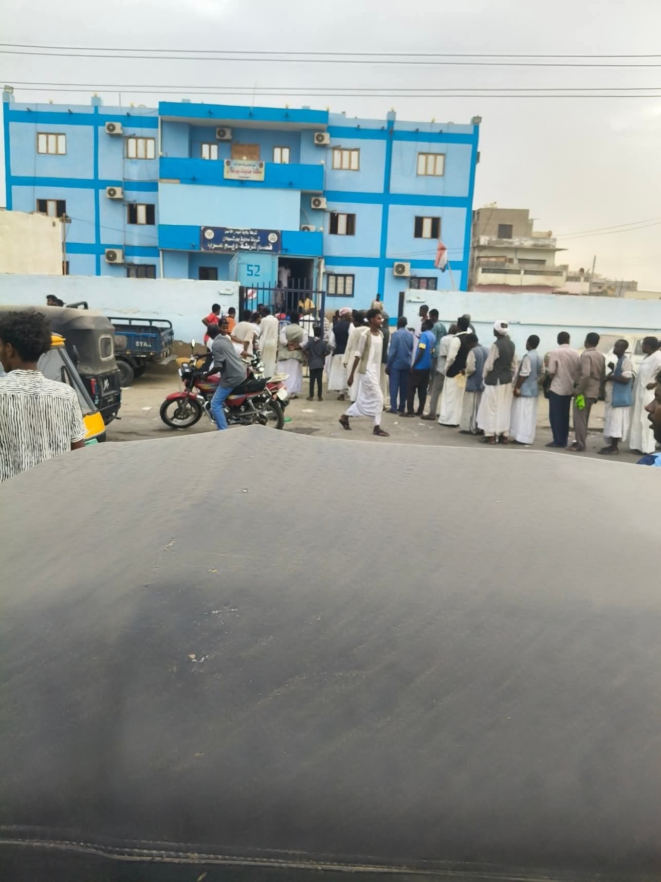 الشرطة توزع الثلج في بورتسودان… ماذا حدث؟ 