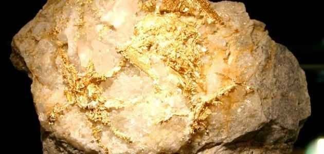 كنز داخل الصخور.. اكتشاف ذهبي يغيّر حياة منقّبين سودانيين